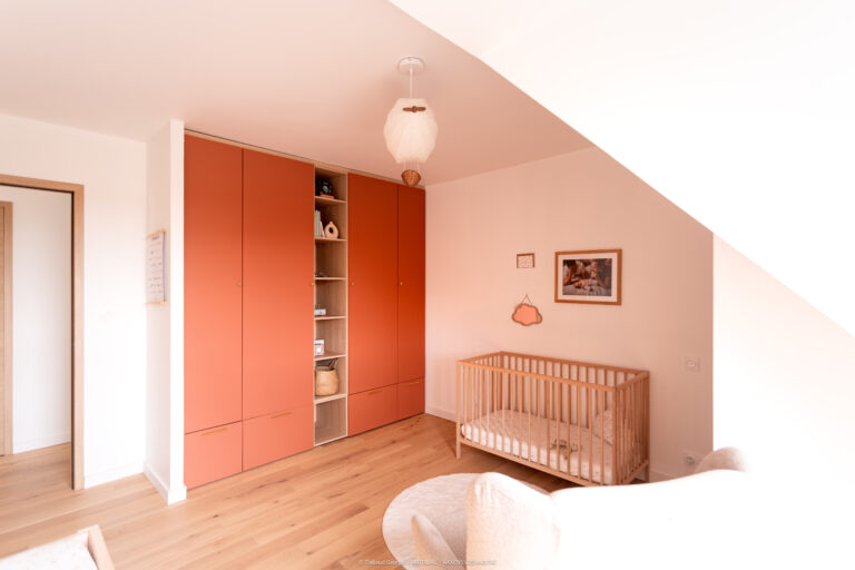 Chambre d’enfant lumineuse dans maison familiale contemporaine à Locoal-Mendon