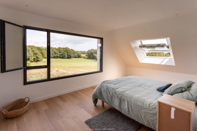 Chambre à l’étage avec dressing et vue sur la campagne, maison contemporaine Locoal-Mendon