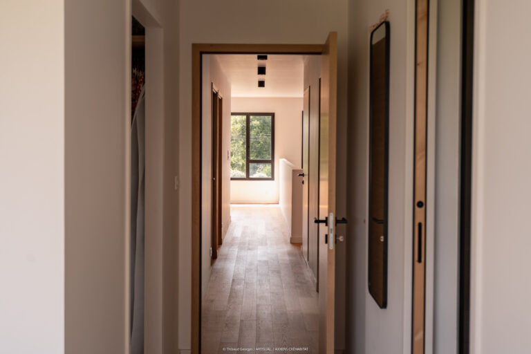 Couloir et circulation de l’étage, maison contemporaine accompagnée par Axxens Créhabitat