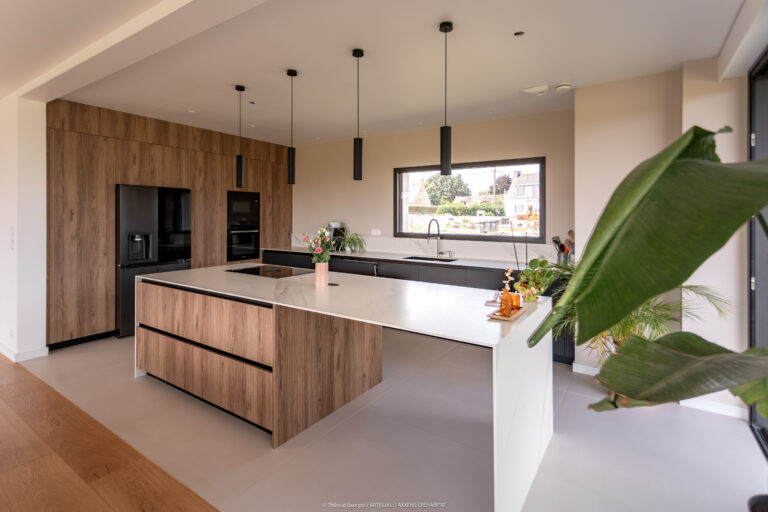 Cuisine contemporaine avec îlot central et finitions haut de gamme — maison à Locoal-Mendon