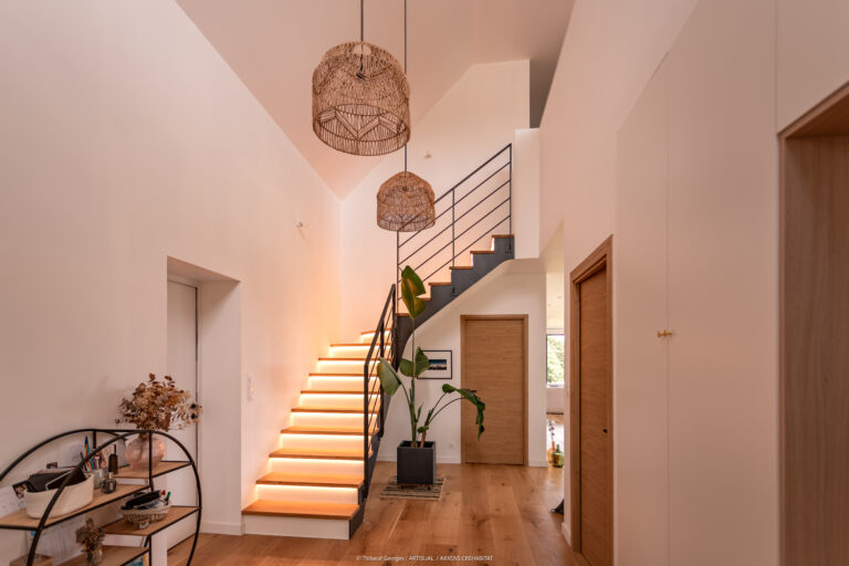 Escalier design avec éclairage LED intégré dans maison contemporaine — Axxens Créhabitat
