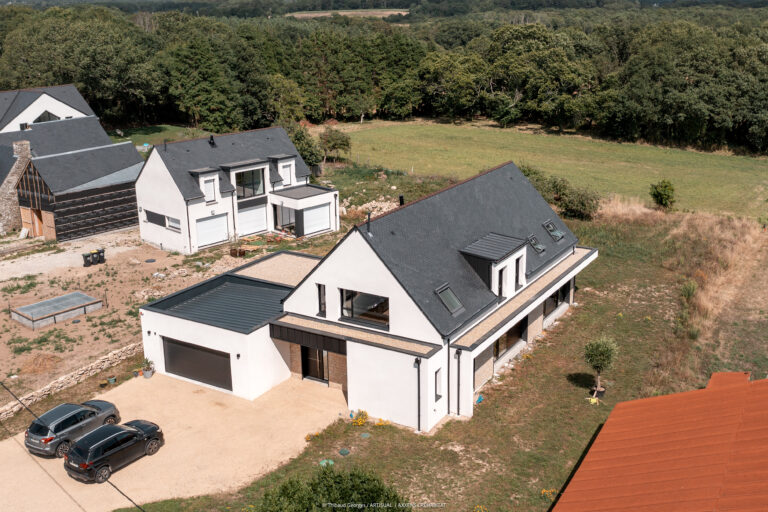 Maison contemporaine vue du ciel à Locoal-Mendon, implantation sur terrain paysager — Axxens Créhabitat