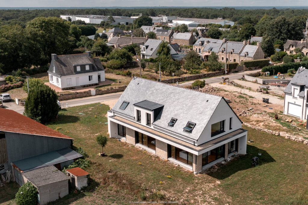 Vue drone de la maison contemporaine à Locoal-Mendon, architecture moderne et grands volumes — Axxens Créhabitat