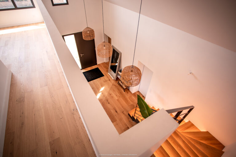Mezzanine lumineuse avec espace bureau dans maison contemporaine à Locoal-Mendon