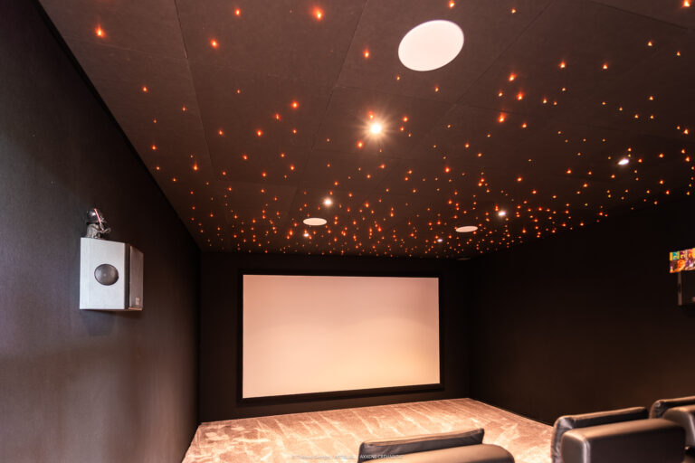 Salle cinéma privative dans maison contemporaine accompagnée en maîtrise d’œuvre à Locoal-Mendon