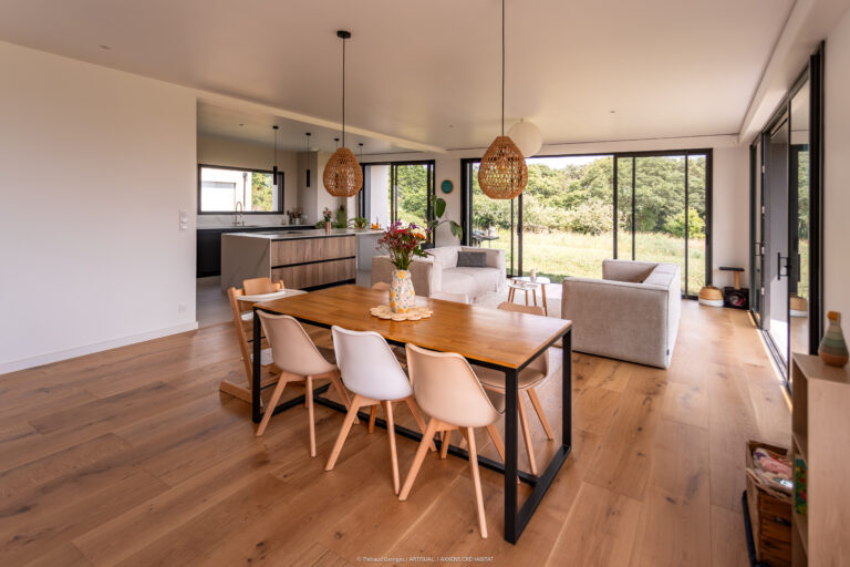 Séjour et salle à manger ouverts, espaces de vie lumineux dans une maison contemporaine du Morbihan